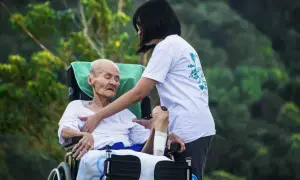 Kim jest opiekun medyczny i jakie ma obowiązki w opiece zdrowotnej