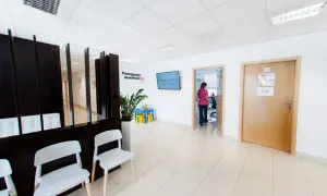 Najlepsze kliniki leczenia niepłodności w Krakowie - ranking placówek. Poczekalnia z wygodnymi fotelami i tablicą informacyjną.