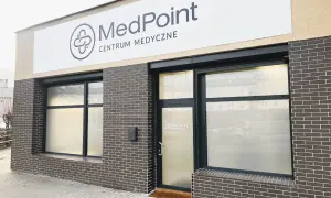 Elewacja centrum medycznego MedPoint w Szczecinie z logo i oknami.