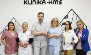 Zespół medyczny w klinice, sześć osób w uniformach medycznych, na tle logo kliniki.