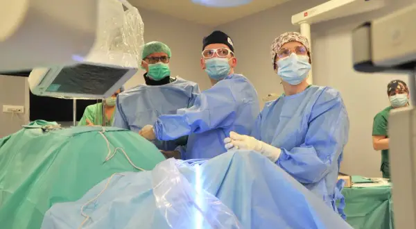 Neurochirurg: Jak najszybciej umówić wizytę? NFZ, prywatnie, online