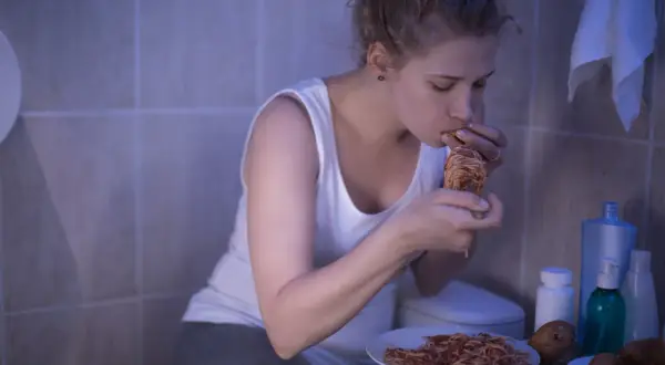 Bulimia: Objawy, leczenie, skutki. Jak pokonać cichą chorobę?