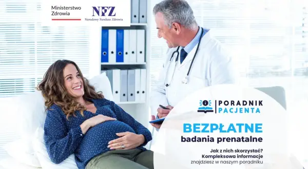 Uśmiechnięta ciężarna kobieta rozmawia z lekarzem. Dostępne są bezpłatne badania prenatalne NFZ.