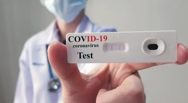 Test na COVID w 2026: Rejestracja bez tajemnic. NFZ i prywatnie.