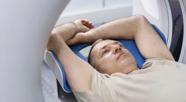 Czy lekarz rehabilitacji może wystawić skierowanie na rezonans? Sprawdź!