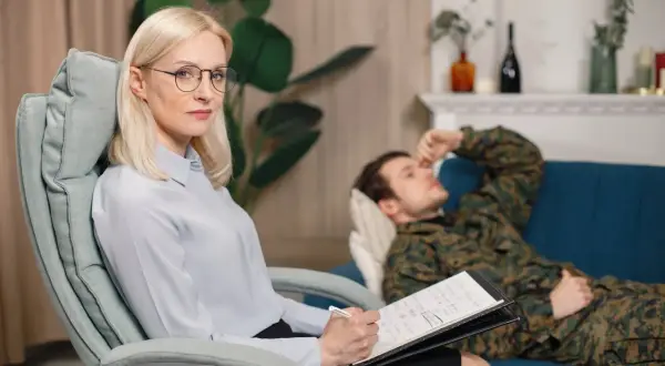 Psycholog NFZ Warszawa: Jak znaleźć bezpłatną pomoc krok po kroku?