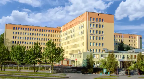 Szpital Wojewódzki Specjalistyczny w Olsztynie z niebieskim niebem i chmurami.