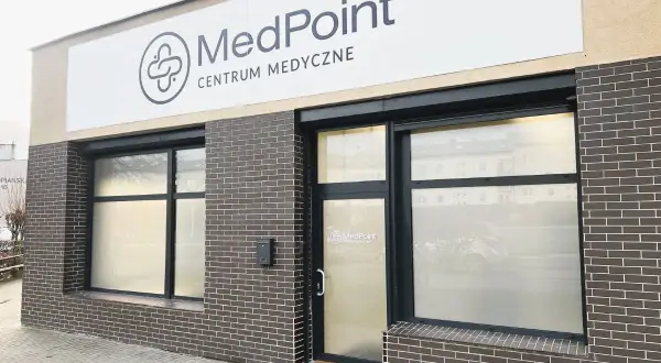 Elewacja centrum medycznego MedPoint w Szczecinie z logo i oknami.