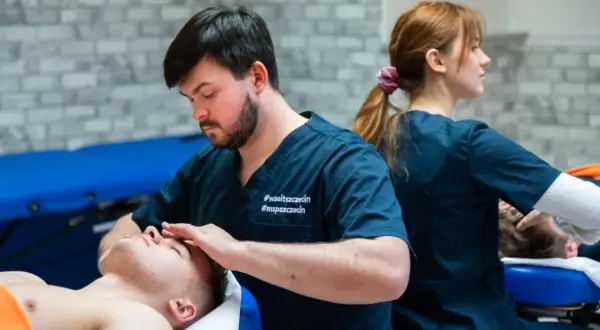 Fizjoterapia co na maturze: kluczowe przedmioty, które musisz znać