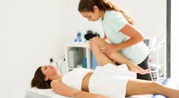 Czy fizjoterapeuta a rehabilitant to to samo? Poznaj kluczowe różnice