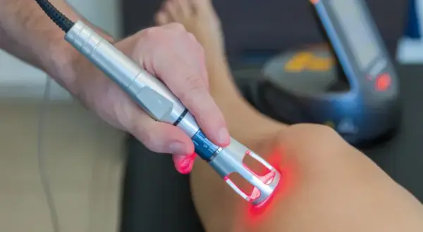 Na co pomaga laser w rehabilitacji? Skuteczne metody łagodzenia bólu