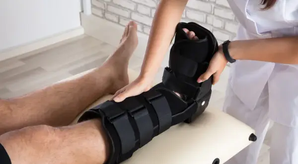 Jak długo trwa rehabilitacja stawu skokowego po urazie? Sprawdź!