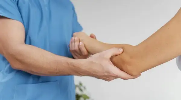 Ile trwa rehabilitacja po złamaniu ręki? Kluczowe informacje o czasie i ćwiczeniach