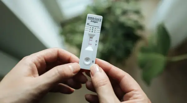Niejednoznaczny test COVID-19? Zrozum i działaj właściwie!