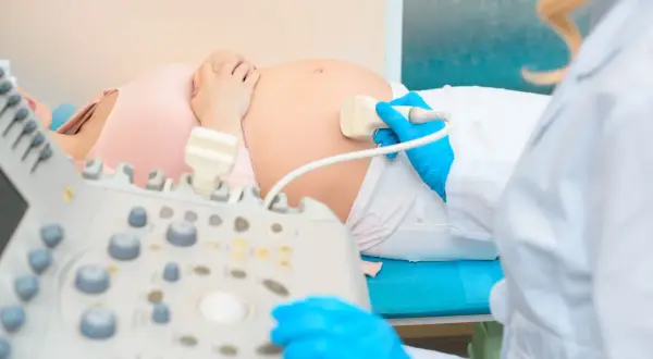 Kiedy badania prenatalne? Pełny harmonogram i refundacja NFZ