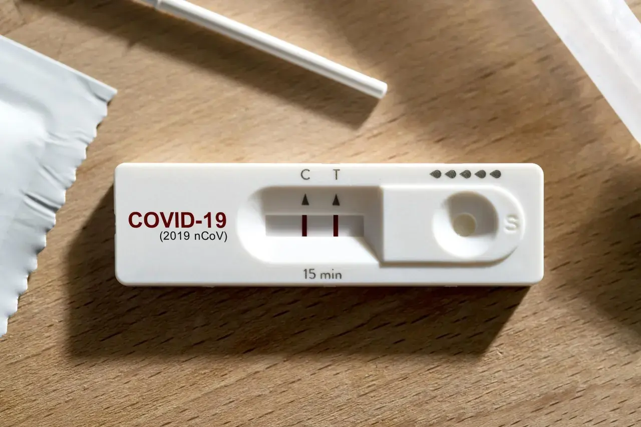 Pozytywny wynik COVID-19: Co robić? Twój przewodnik krok po kroku