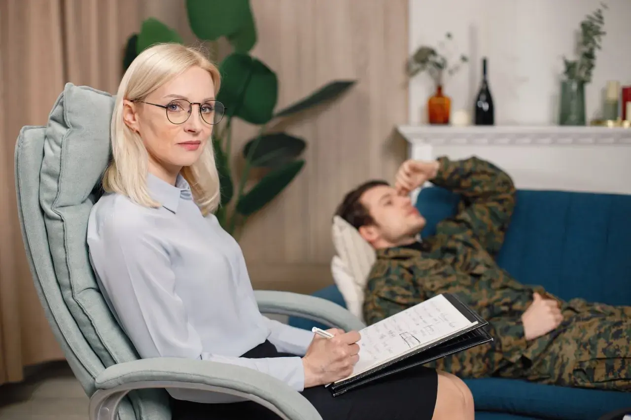 Psycholog NFZ Warszawa: Jak znaleźć bezpłatną pomoc krok po kroku?