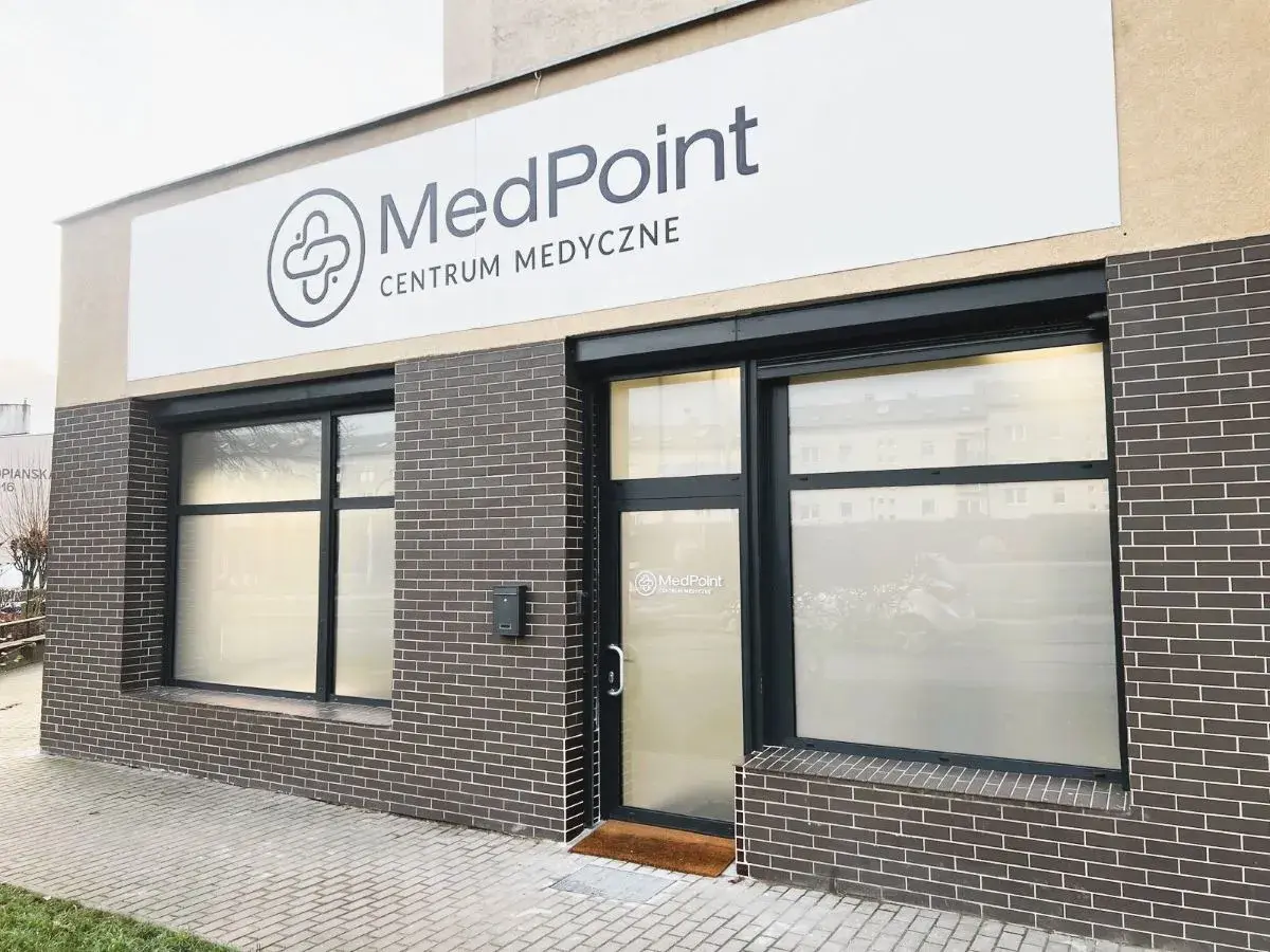 Elewacja centrum medycznego MedPoint w Szczecinie z logo i oknami.