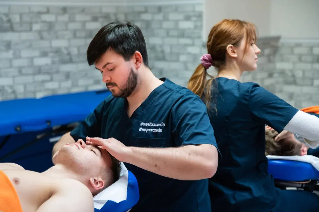 Fizjoterapia co na maturze: kluczowe przedmioty, które musisz znać