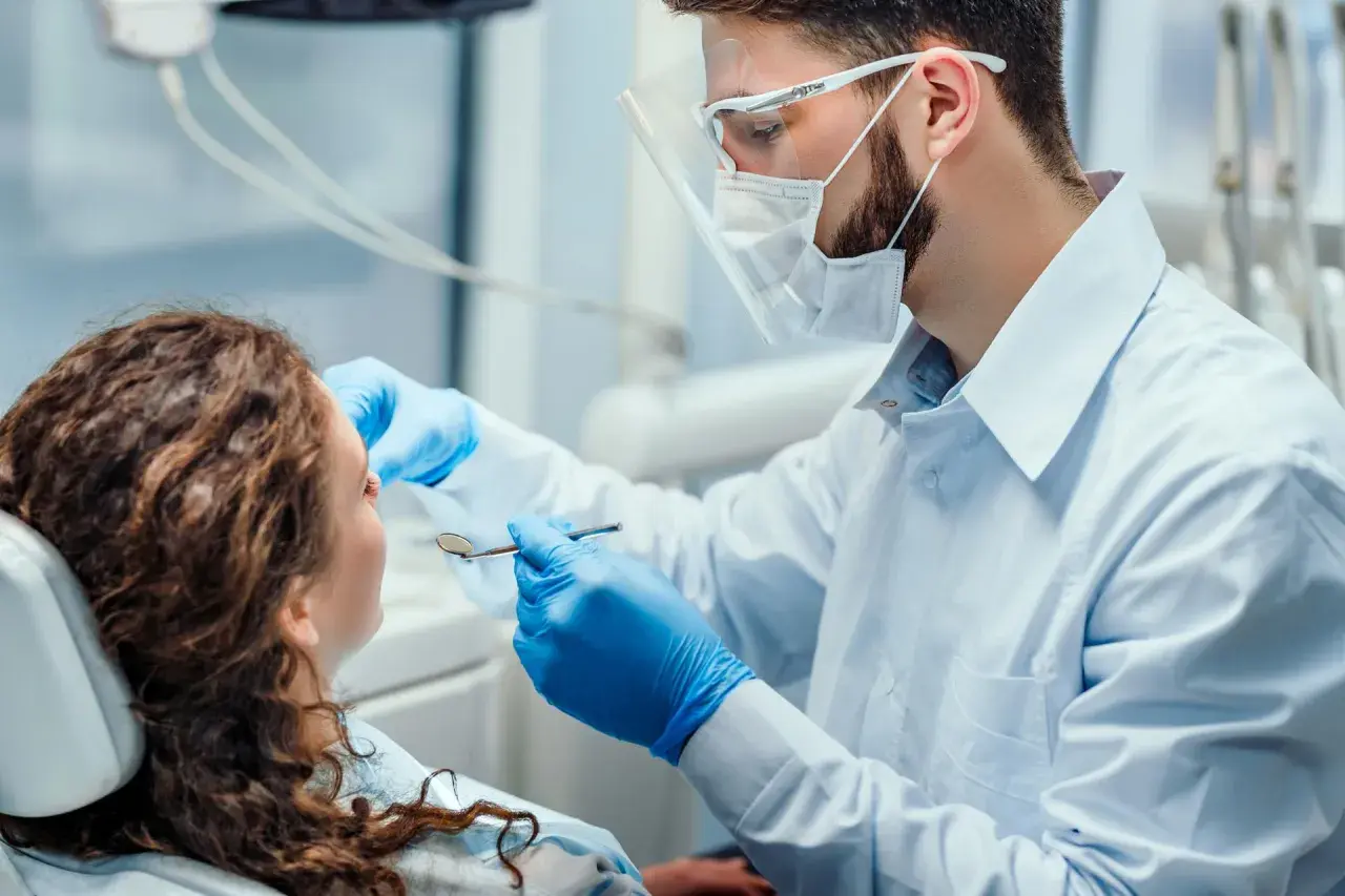Dentysta NFZ Kraków: Jak znaleźć i leczyć zęby za darmo?