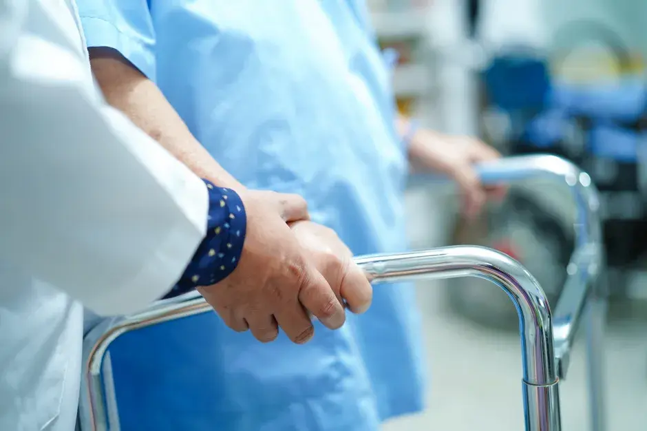 Kiedy kursy doszkalające dla opiekunów medycznych – nie przegap terminów!