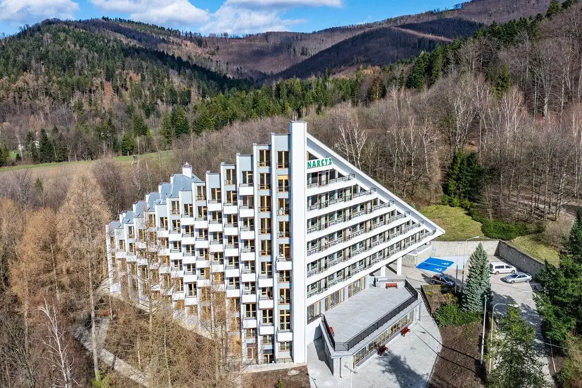 Nowoczesne sanatorium w Polsce, budynek, ludzie na spacerze
