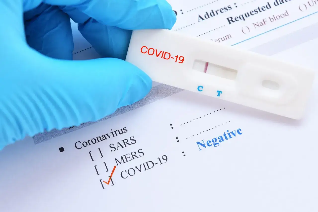 Porównanie test PCR antygenowy
