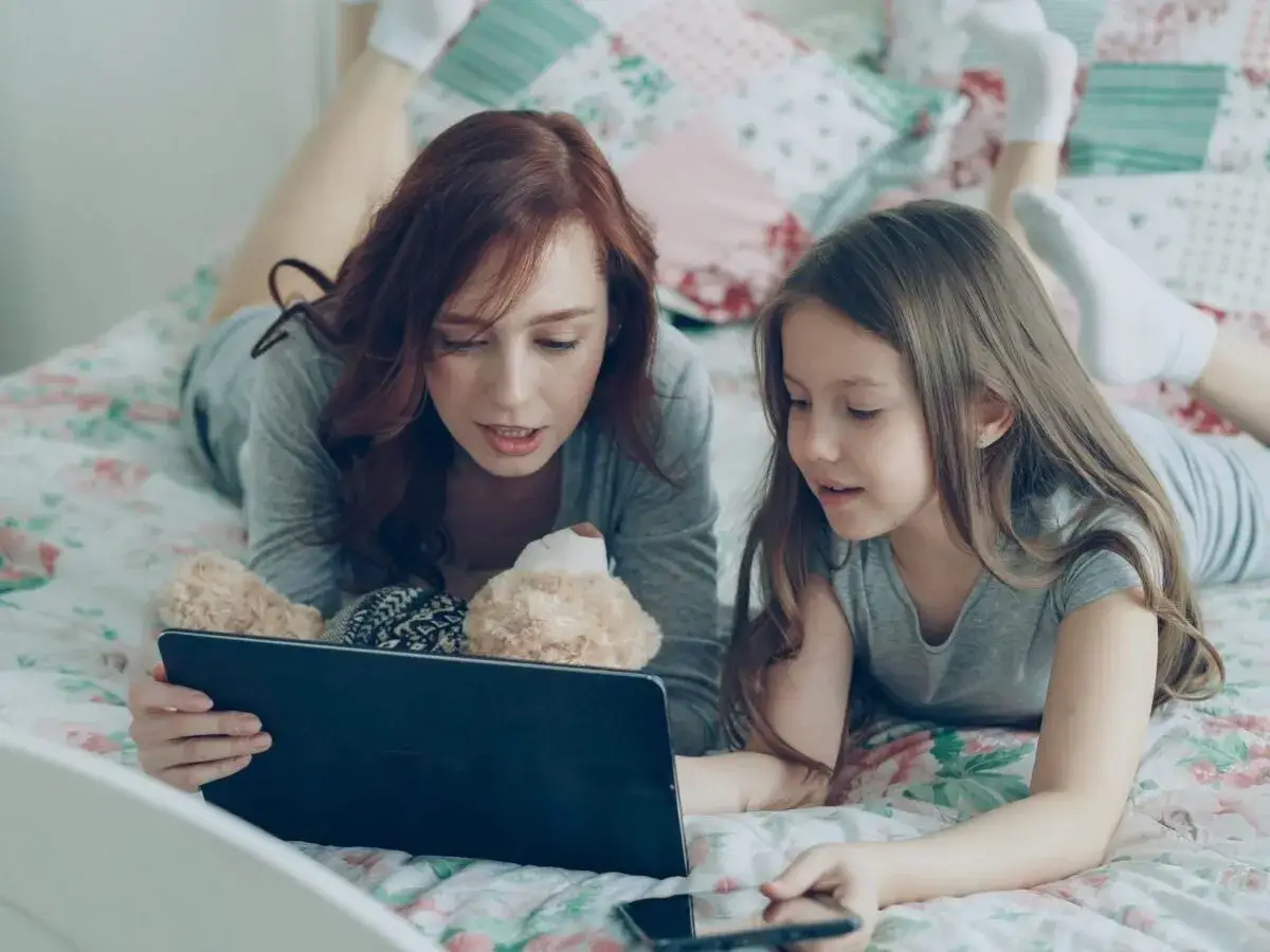 rodzice z dzieckiem przeglądający tablet