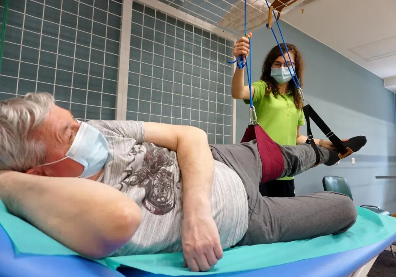 Pacjent z dokumentami do rehabilitacji NFZ