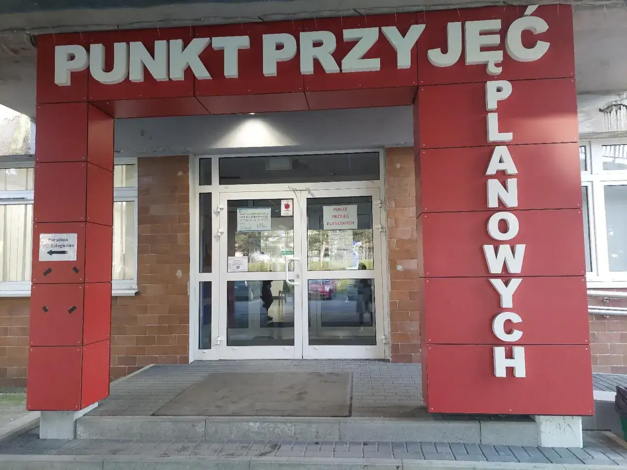 Wejście do punktu przyjęć planowych z napisem 