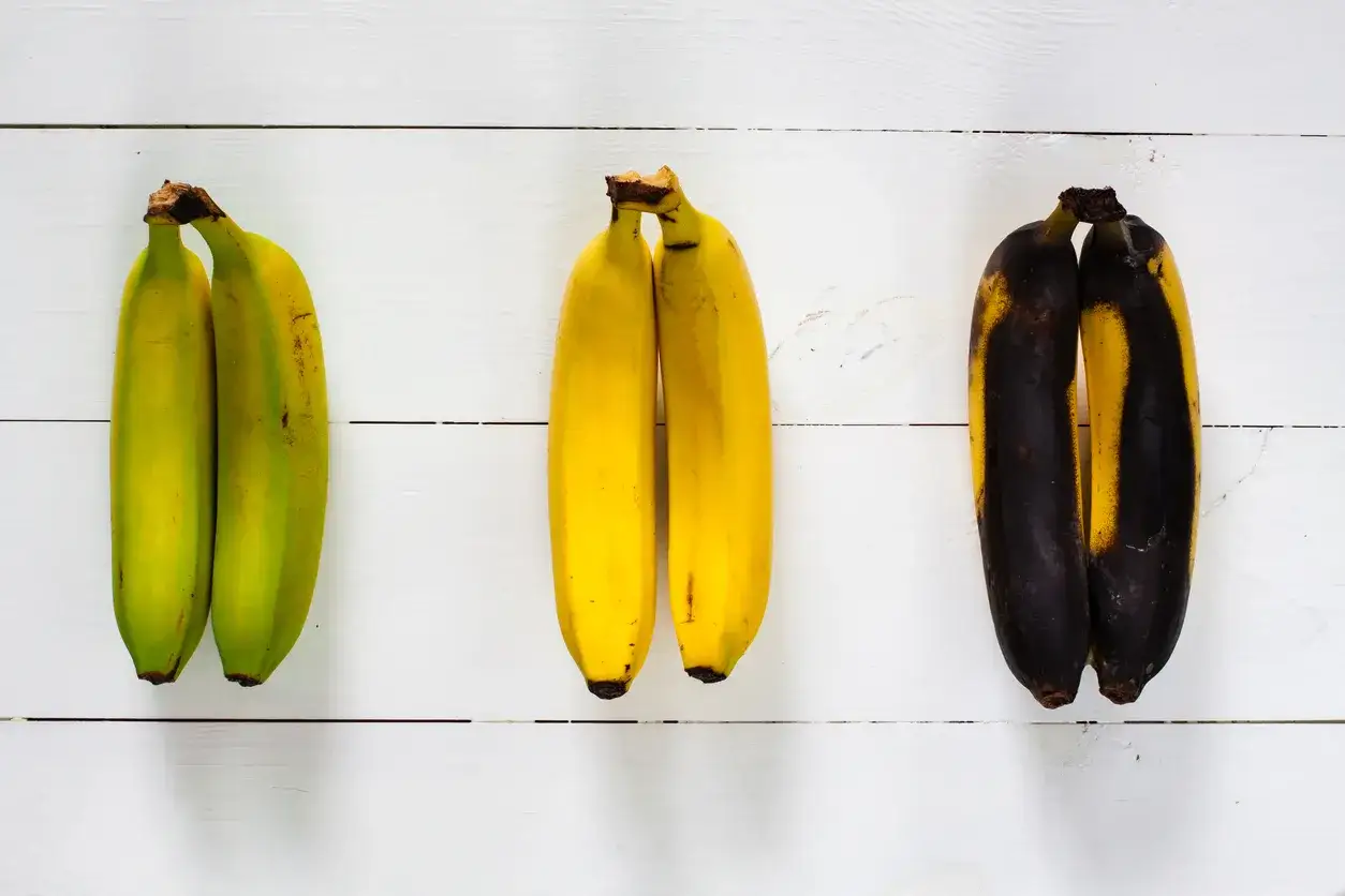 Dojrzały banan na tle zielonych bananów