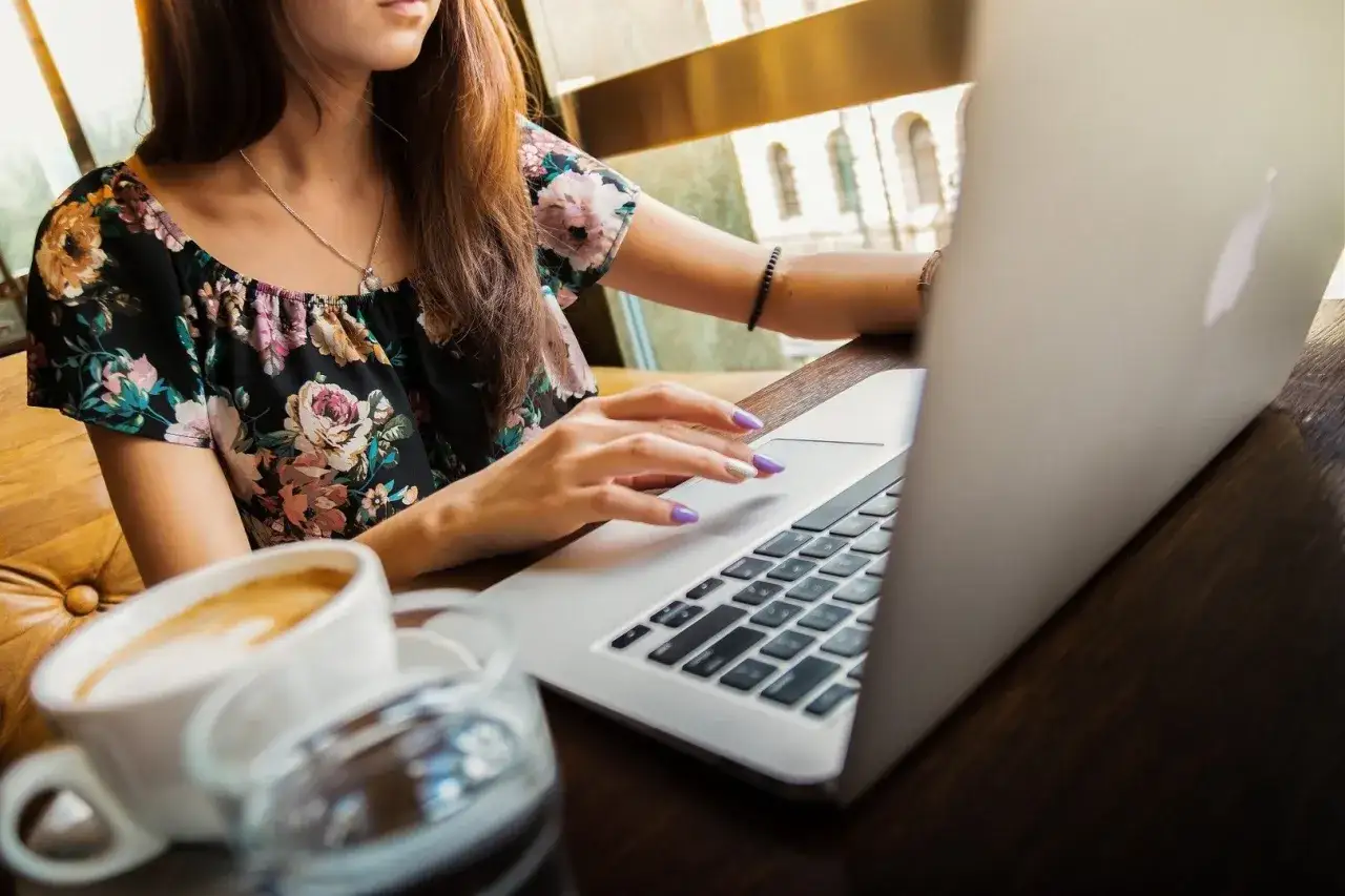 Pacjent sprawdza wynik testu COVID online na komputerze