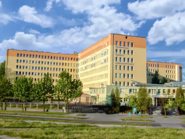 Szpital Wojewódzki Specjalistyczny w Olsztynie z niebieskim niebem i chmurami.