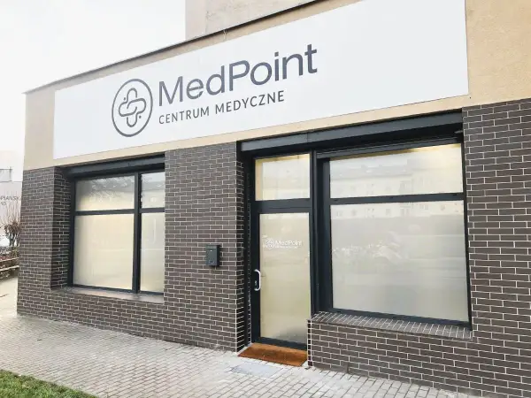 Elewacja centrum medycznego MedPoint w Szczecinie z logo i oknami.